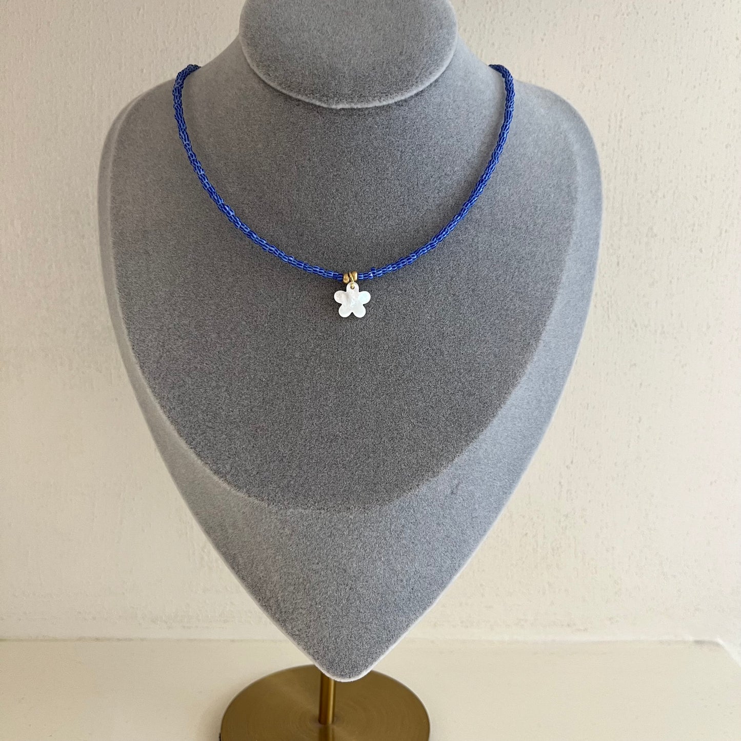 Flower necklace white