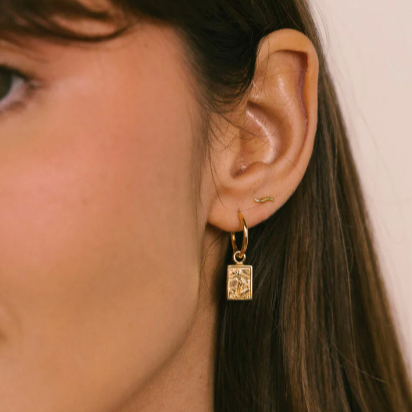 Wave stud gold