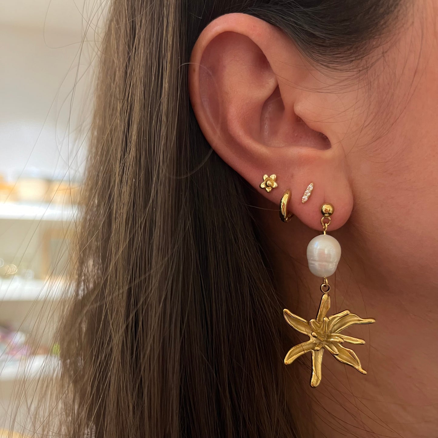 Flower pearl earrings