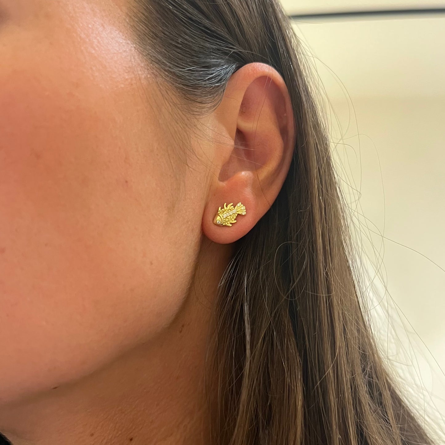 Fish stud gold