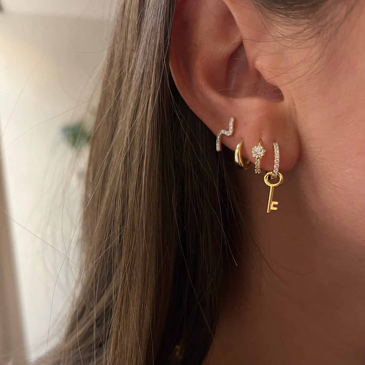 Zirconia wave stud gold